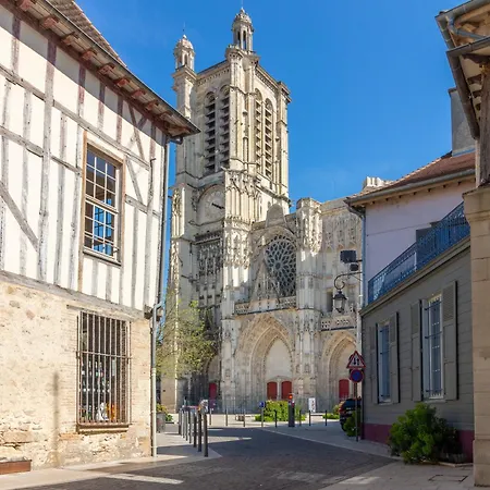 Apartment Au Pied De La Cathedrale, Familial, Parking Gratuit