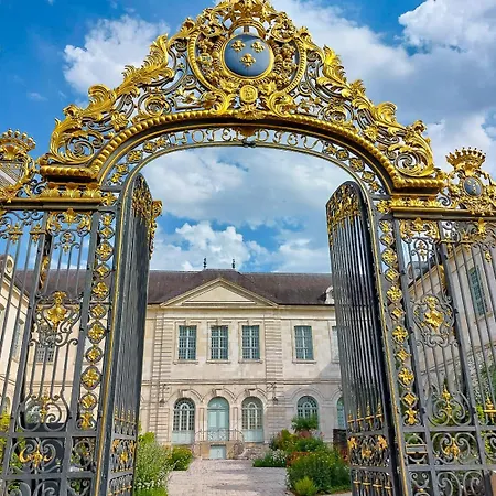 Au Pied De La Cathedrale, Familial, Parking Gratuit