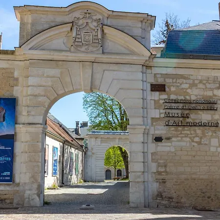 Apartment Au Pied De La Cathedrale, Familial, Parking Gratuit *